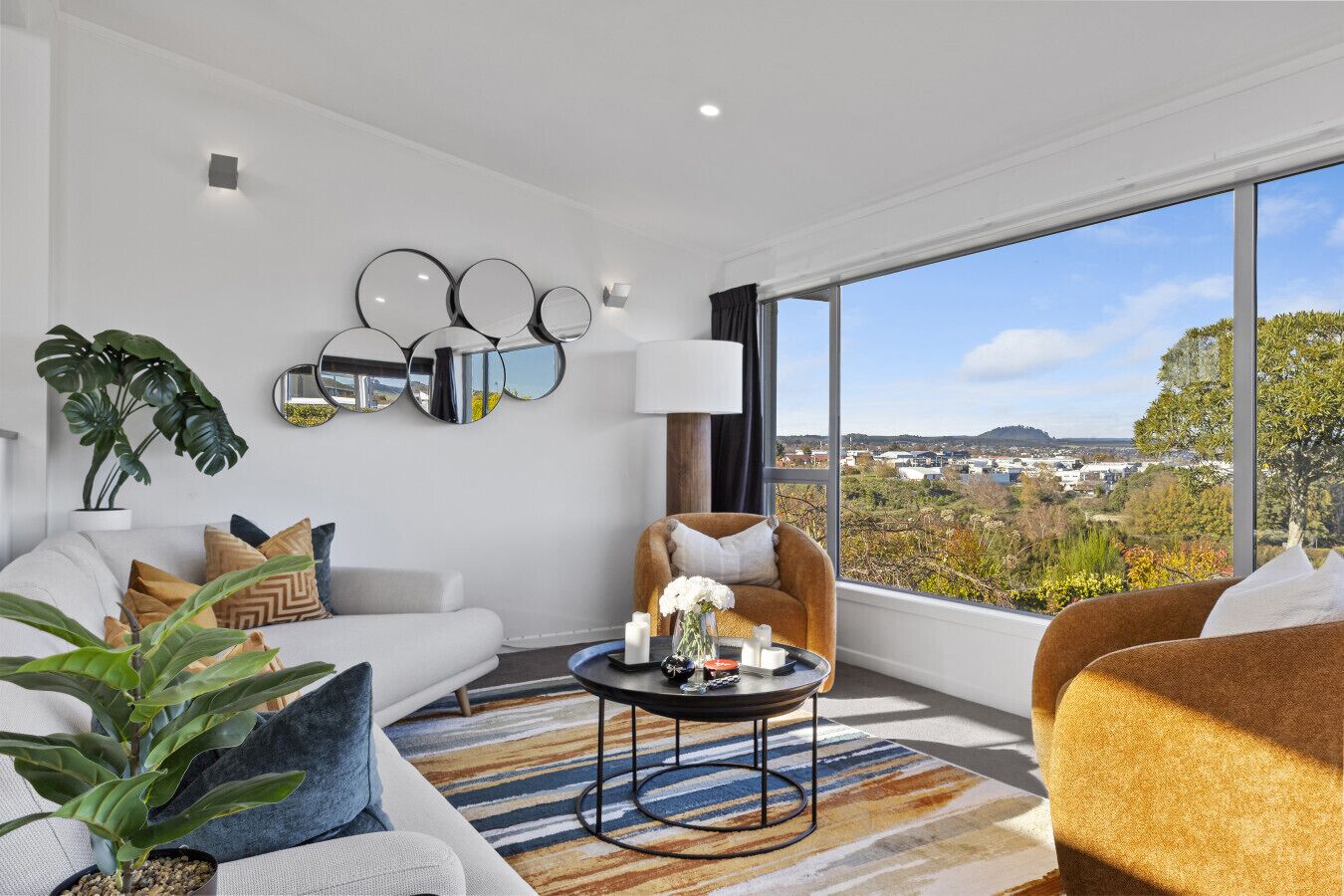 Een smart-tv en een open haard