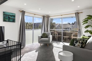 TV - Central Lake View Townhouse (Taupō)