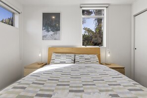 3 bedrooms, desk, WiFi, bed sheets