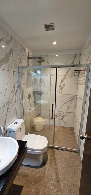 Deluxe-Doppel- oder -Zweibettzimmer | Badezimmer | Dusche, Seife, Shampoo, Toilettenpapier