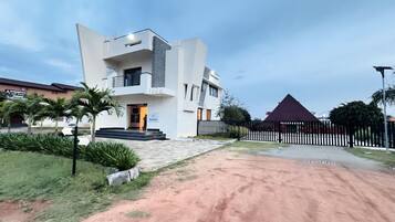 واجهة المنشأة - في المساء/الليل