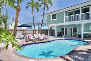A heated pool - Family Tides, Family Tides Beach House (Fort Myers Beach)