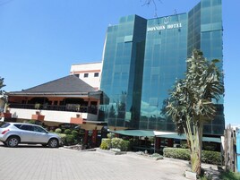 Un hotel moderno con fachada de vidrio y un letrero que dice "DONNIES HOTEL".