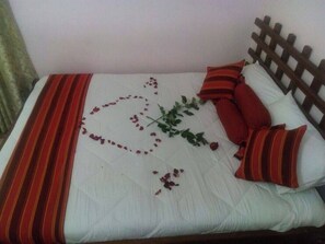 Chambre double, vue sur la ville | Accès au Wi-Fi (inclus), literie fournie