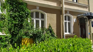 A building with two windows, a door, and a sign with the number 6. - Apartamenty Sun & Snow Przy Monte Cassino (Sopot)