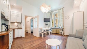A modern apartment with a kitchen, dining area, and living room. - Apartamenty Sun & Snow Przy Monte Cassino (Sopot)