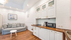 Apartment (1A) | Private kitchen | Fridge, stovetop, electric kettle, cookware/dishes/utensils - Apartamenty Sun & Snow Czyżewskiego (Sopot)