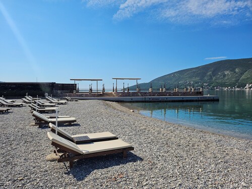 Charming 1-bedroom apartment with WiFi and AC in picturesque Herceg-Novi