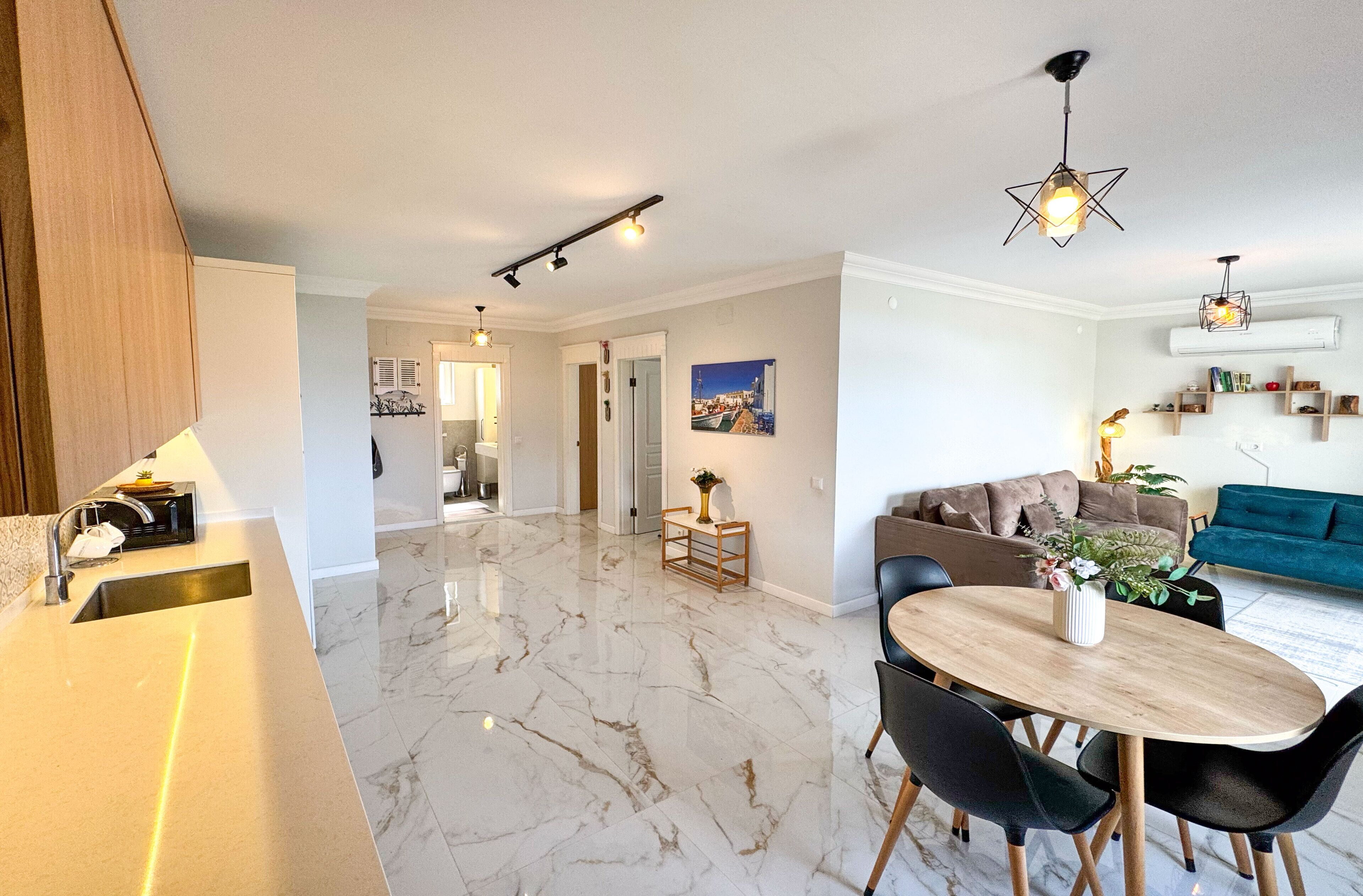Apartment, Balkon, Meerblick | Bügeleisen/Bügelbrett, kostenloses WLAN