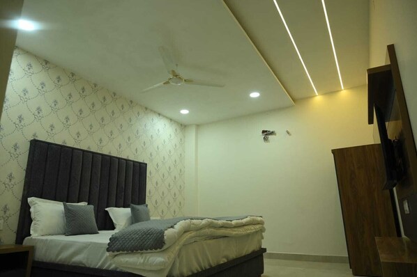 Deluxe Double Room | Desk, laptop workspace, free WiFi - Hotel Modern Plaza (Ludhiana)