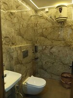 Ducha, toallas, jabón, shampoo