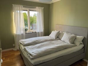 3 bedrooms, travel cot, free WiFi, bed sheets