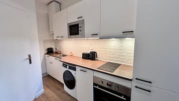 Een microgolfoven, een oven, een kookplaat, een vaatwasser