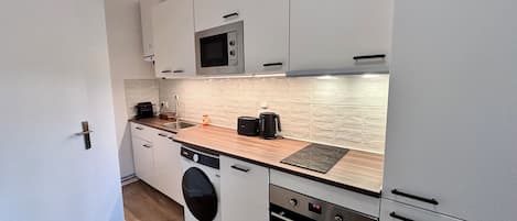 Microonde, forno, piano cottura, lavastoviglie