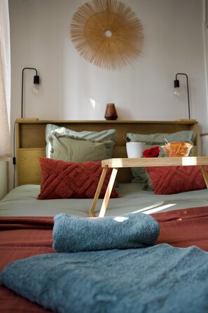 1 habitación, tabla de planchar con plancha, wifi gratis y ropa de cama