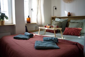 1 habitación, tabla de planchar con plancha, wifi gratis y ropa de cama