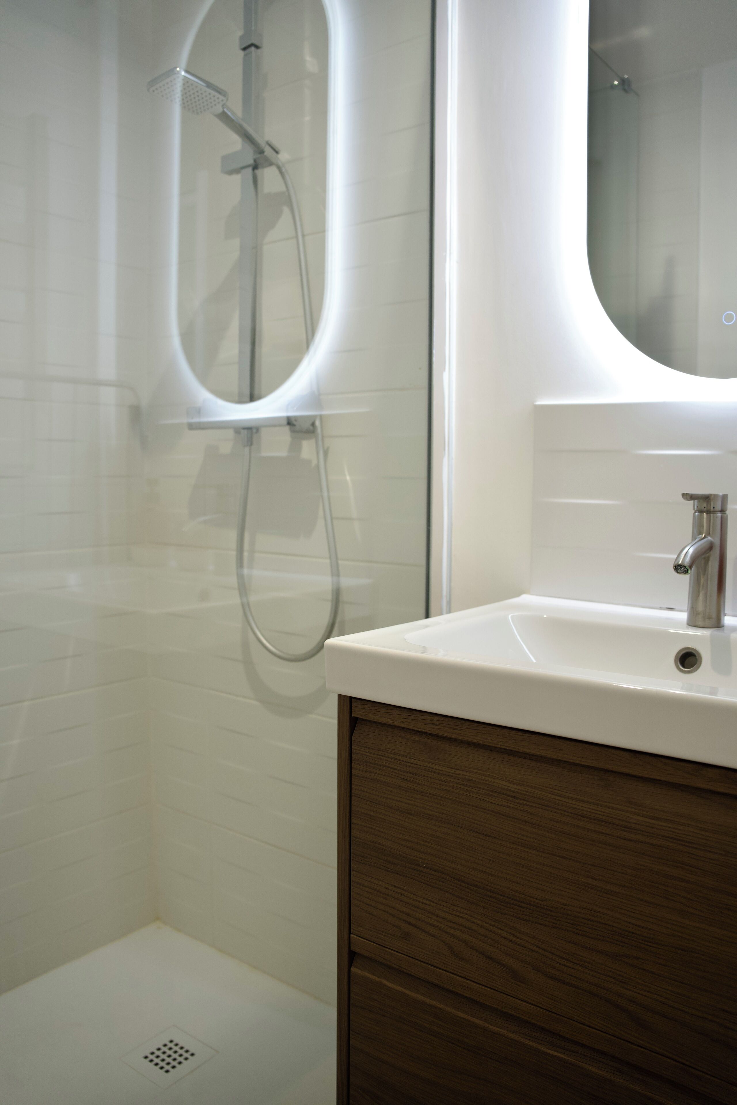 Douche, sèche-cheveux, serviettes fournies, savon