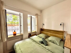 Iron/ironing board, bed sheets