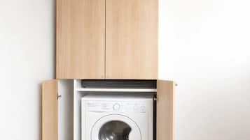 Standaard studio | Badkamervoorzieningen | Een douche, een haardroger, handdoeken, zeep