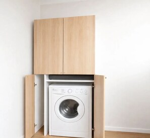 Standard Studio | Bathroom amenities | Shower, hair dryer, towels, soap - 5498 Au Maire (Paris)