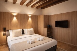 Standard Studio | Living area | 80-cm flat-screen TV with digital channels - 5498 Au Maire (Paris)