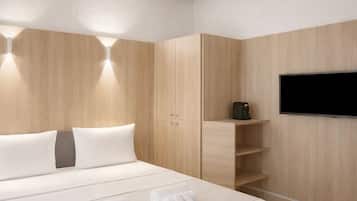 Standaard studio | Woonruimte | Een 80-cm flatscreentelevisie met digitale zenders