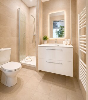 Standard Studio | Bathroom | Shower, hair dryer, towels, soap - 5498 Au Maire (Paris)