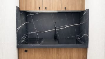 Standaard studio | Privékeuken | Een espressoapparaat, een waterkoker