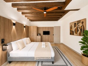 Standard Studio | Living area | 80-cm flat-screen TV with digital channels - 5498 Au Maire (Paris)