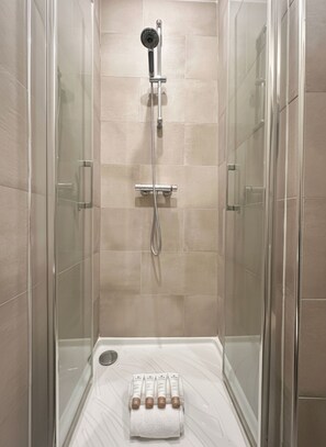 Standard Studio | Bathroom | Shower, hair dryer, towels, soap - 5498 Au Maire (Paris)