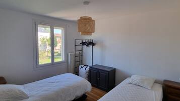 2 chambres, fer et planche à repasser, Wi-Fi, draps fournis