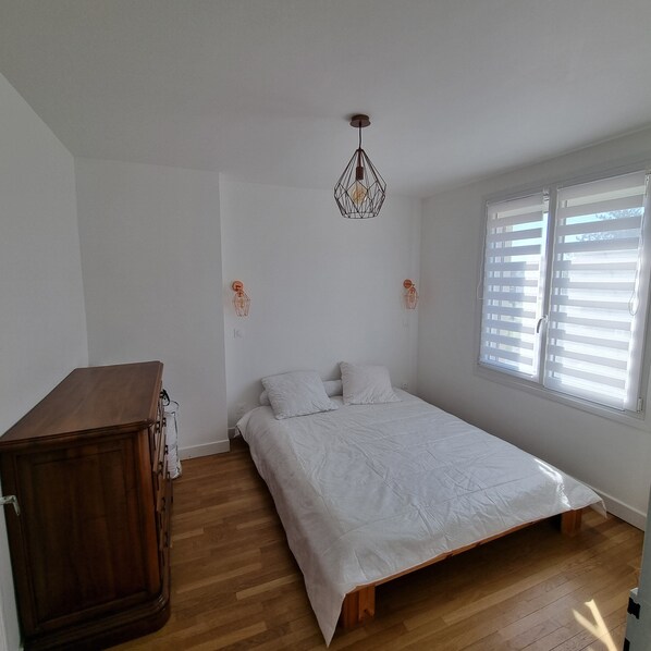 2 habitaciones, tabla de planchar con plancha, wifi y ropa de cama 