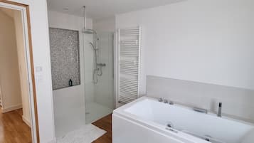 Baignoire à jets, sèche-cheveux, serviettes fournies, savon