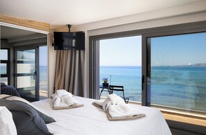 4 bedrooms, desk, iron/ironing board, travel crib