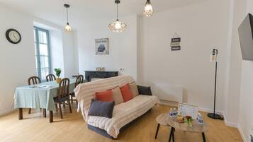 TV connectée, livres, espaces bureaux