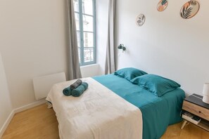 2 bedrooms, travel crib, free WiFi