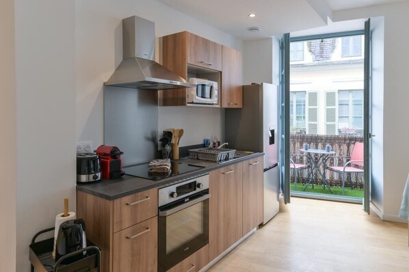 Fridge, microwave, oven, stovetop