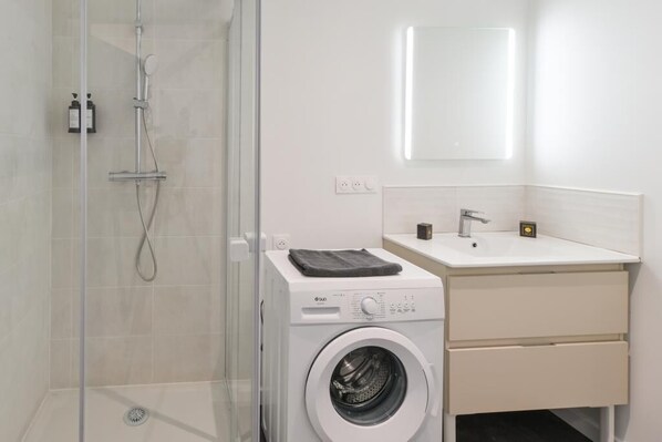 Shower, hair dryer, towels