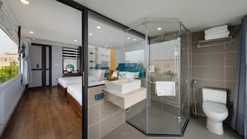Familienzimmer | Badezimmer | Dusche, Regendusche, umweltfreundliche Kosmetikartikel, Haartrockner