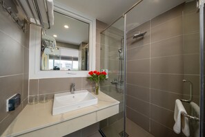 Shower, rainfall showerhead, eco-friendly toiletries, hair dryer - Hanoi Royal Premium Hotel (Hanoi)