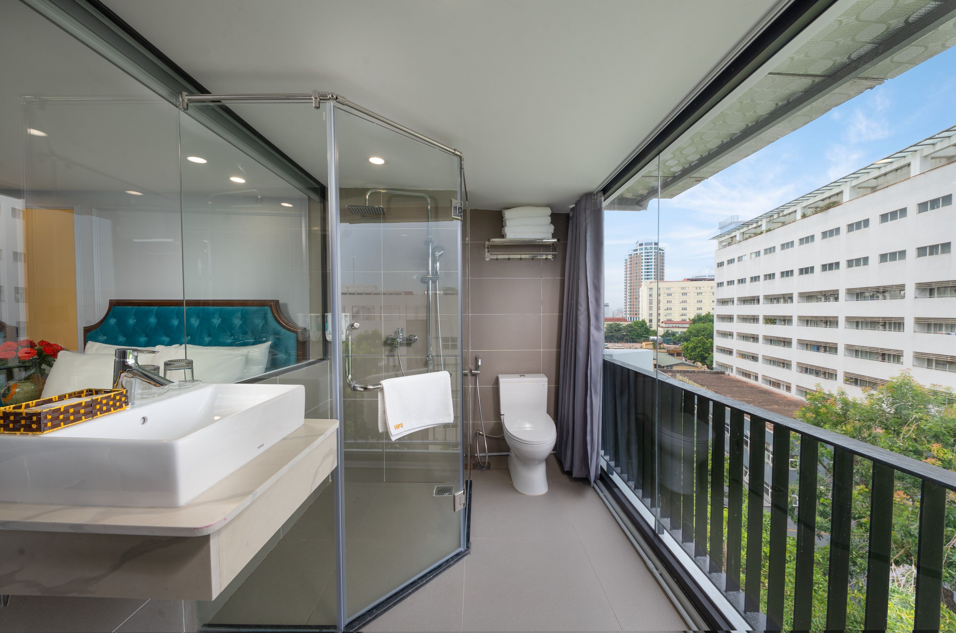 Family Suite Room With City View | Bathroom | Shower, rainfall showerhead, eco-friendly toiletries, hair dryer