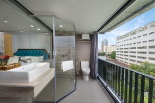Family Suite Room With City View | Bathroom | Shower, rainfall showerhead, eco-friendly toiletries, hair dryer