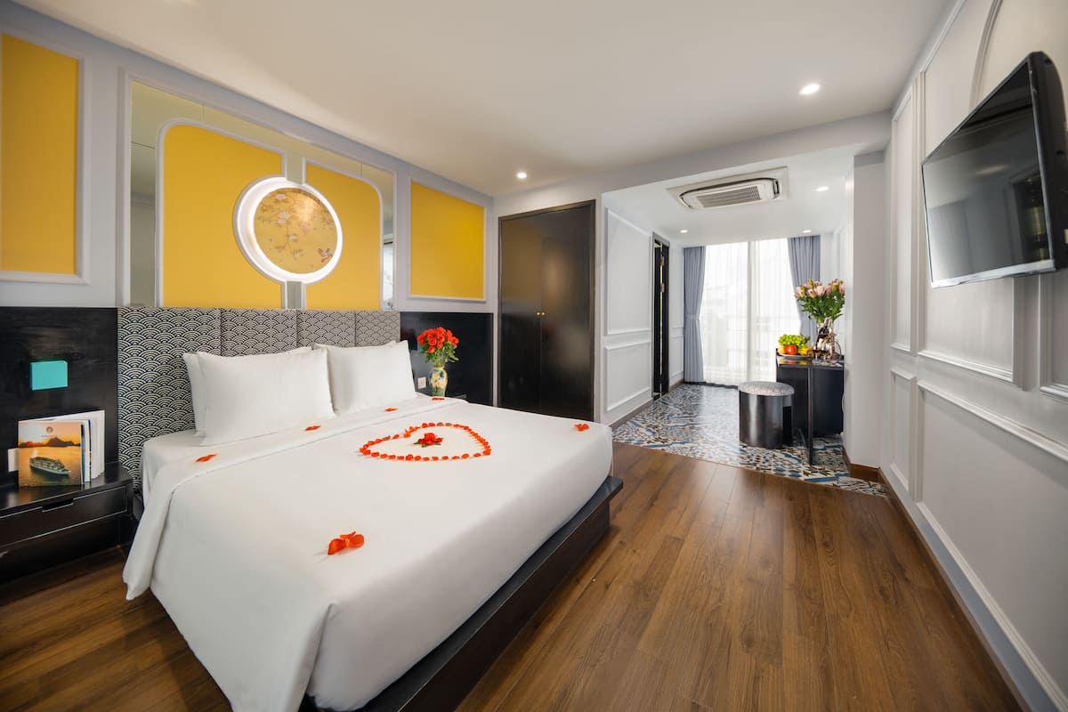 Royal Suite Room With Balcony and City View | Premium bedding, minibar, in-room safe, desk