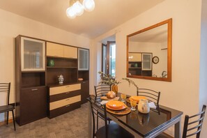 Apartment, Lake View (1 Bedroom) | Dining