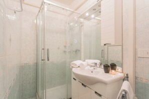Appartamento, vista lago (1 Bedroom) | Bagno | Doccia, bidet, asciugamani
