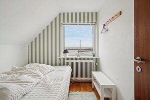 3 bedrooms, iron/ironing board, free WiFi