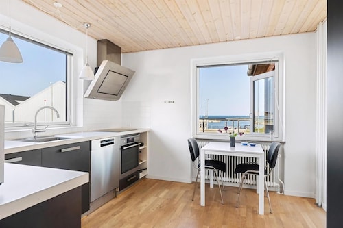 Family friendly house by the Sea