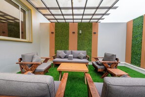 Villa, balcón, vistas al complejo turístico | Zona de estar | Smart TV de 60 pulgadas con canales por satélite