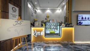 Een modern interieur met een receptiebalie, een certificaat voor een Guinness Wereldrecord en een televisie aan de muur.