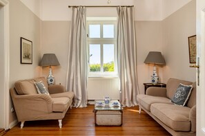 Fernseher, Kamin, Stereoanlage